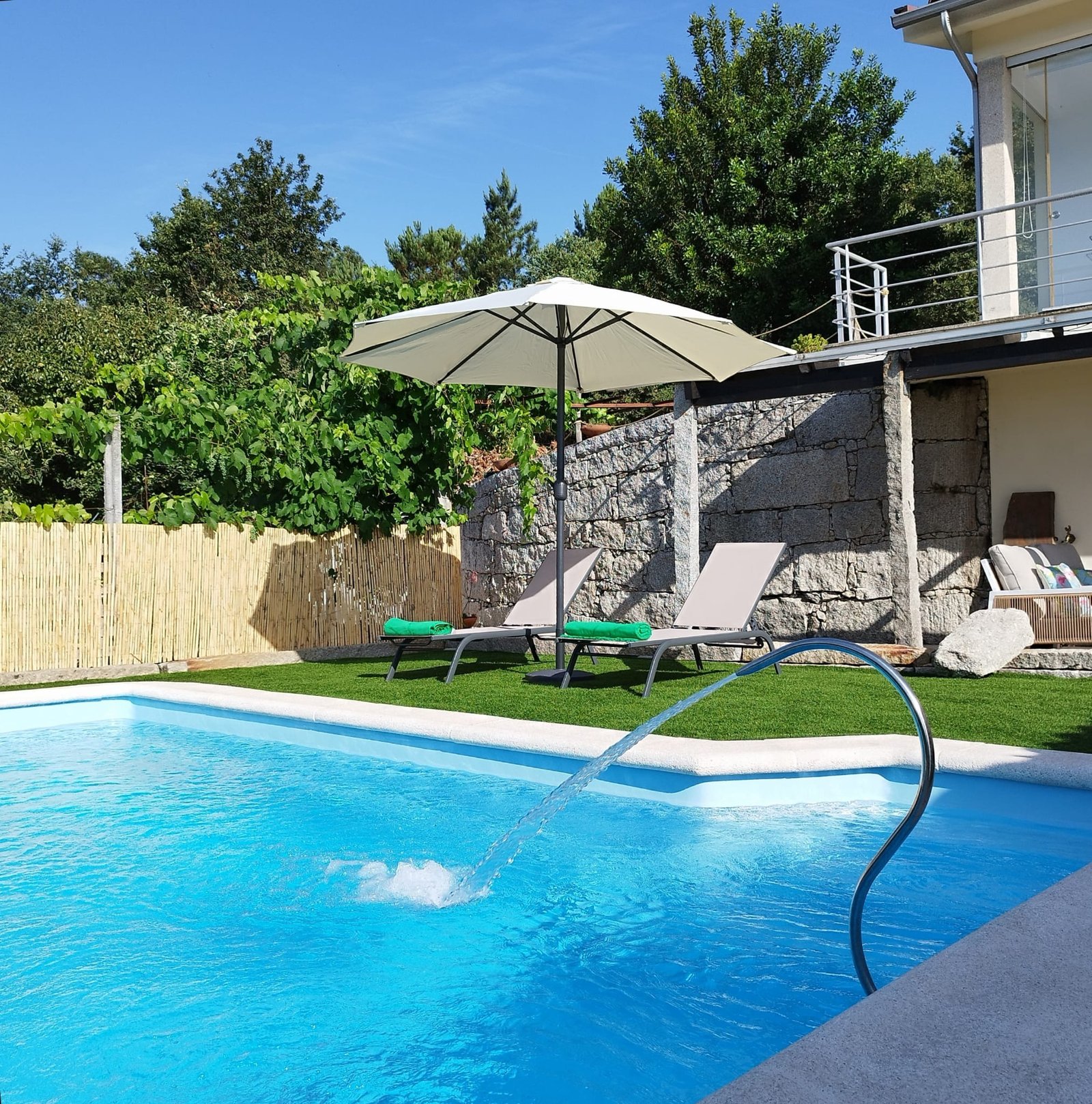 piscina con vista esterno casa e zona relax
